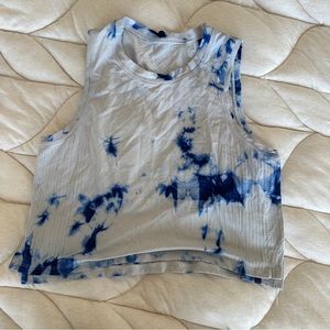 Lululemon cropped muscle tank top in tie dye blue size 8